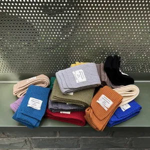 Bunte gestrickte Winterschal weicher warmer Freizeithalswärmer stylisches Stofflabel Design Alltag