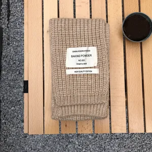 Lässiger, einfarbiger Strickschal für den Winter mit stylischem Stoffetikett, warm und gemütlich.