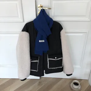 Vue détaillée de l'écharpe en tricot d'hiver et de la veste colorblock, style chaud.