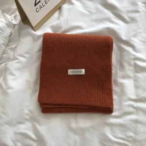 Écharpe d'hiver en tricot uni confortable pour femmes, tour de cou chaud et élégant.