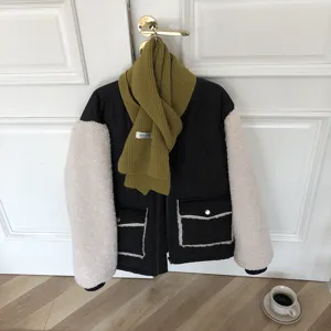 Vue détaillée de l'écharpe en tricot unie de style coréen, accessoire d'hiver chaud et tendance.
