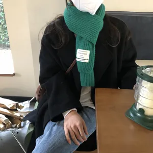 Grüner Strick-Winterschal für Damen, warmer Rippstrick-Halswärmer mit stilvollem Stoffetikett.