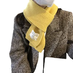Gelber Strickschals für den Winter mit gewebtem Etikett, warmer und modischer Winterschal.