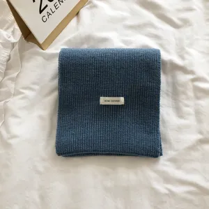 Écharpe en tricot bleu uni pour femme, douce et chaude pour l'hiver, style élégant et chic.