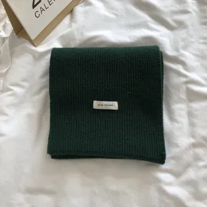 Détail d'écharpe en tricot vert foncé, tour de cou chaud hiver, écharpe douce.