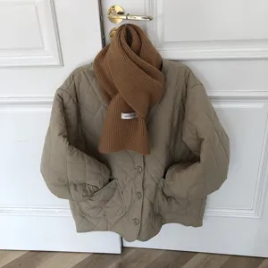 Écharpe en tricot marron unie pour femmes, accessoire d'hiver chaud, élégant et douillet.