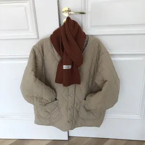 Écharpe en laine tricotée unie confortable pour femmes, écharpe chaude d'hiver, détail.