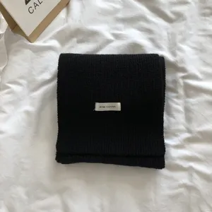 Écharpe en tricot chaud et uni pour femme, accessoire tendance et élégant au quotidien.