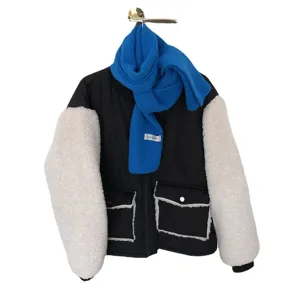 Écharpe d'hiver tricotée confortable associée à une veste tendance, chaude et élégante.