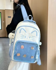 Nahaufnahme des süßen Katzenohren-Schülerrucksacks mit transparenter Tasche und Anhänger.