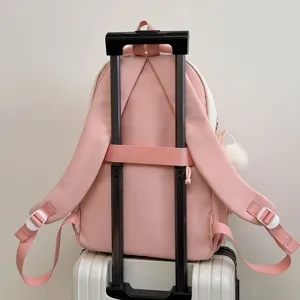 Rosa Schulrucksack für Schüler mit Gepäckgurt und flauschigem Plüsch-Bommel Detail