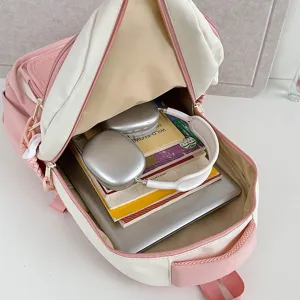 Rosa-weißer Schüler-Rucksack im Detail, offene Ansicht zeigt großen Stauraum für Bücher und Laptop.