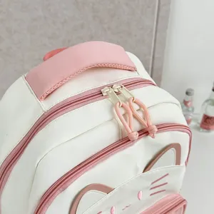 Niedliches Katzenohr-Design Detailansicht des süßen rosa-weißen Schulrucksacks.
