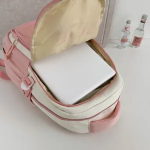 Nahaufnahme vom Innenraum des rosa-weißen Schulrucksacks mit geräumigem Laptop-Fach.