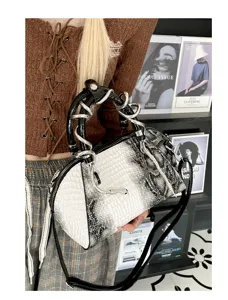 Bolso de mano y cruzado elegante con patron de serpiente para mujer de uso diario.