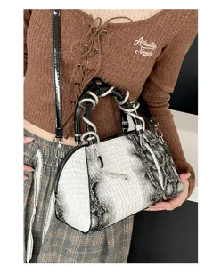 Bolso de mano con textura de serpiente de moda con asa de cadena metalica mujer