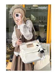 Bolso bandolera de lona blanca para estudiantes con bonito colgante de conejo y bolsillo.