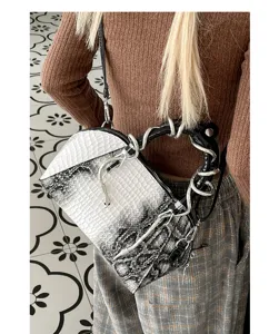 Chic bolso de concha con estampado de serpiente en blanco y negro con asa de serpiente.