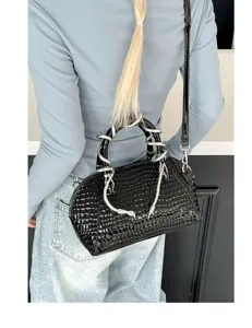 Bolso de concha negro efecto cocodrilo brillante con asa de serpiente plateada, bolso cruzado mujer.