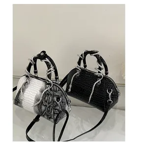 Vista detallada de bolsos retro elegantes con texturas únicas y asas metálicas llamativas.