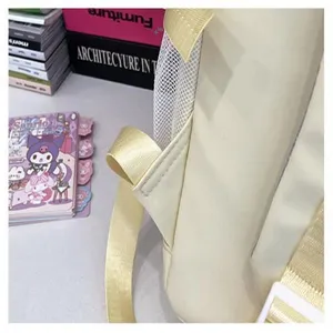 Dettaglio delle cinghie e della tasca in rete dello zaino beige casual per la scuola.