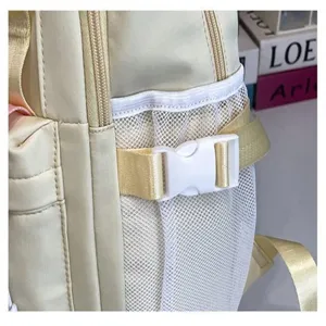 Primo piano della tasca laterale dello zaino beige casual, rete bianca e dettaglio fibbia.