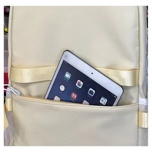 Zaino casual beige minimalista con tasca frontale e grande capacità per l'uso quotidiano.