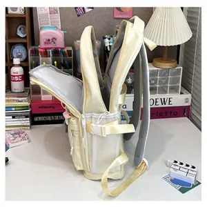 Vista dettagliata dello zaino casual giallo chiaro multitasche con cordino e scomparti interni.