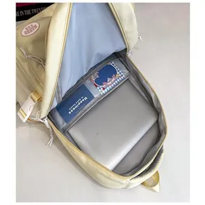 Dettaglio interno dello zaino con coulisse multitasche in stile coreano con scomparto spazioso.