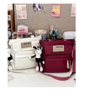 Bolso bandolera de lona para estudiantes, bolso casual con colgante de peluche y bolsillos.