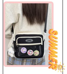 Maύρη νάιλον τσάντα χιαστί ita bag με διαφανές παράθυρο, χαριτωμένα pins και βελούδινο κρεμαστό.
