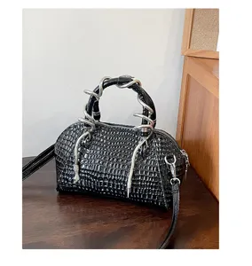 Bolso de mano de cuero PU con patrón de cocodrilo negro y asa de serpiente plateada única.