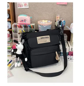 Bolso bandolera de lona negra para estudiantes con correa y lindo colgante de conejo.