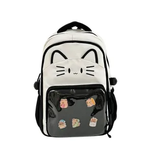 Nahaufnahme des niedlichen Katzenohren-Rucksacks mit klarem Frontfenster für Pins.