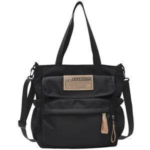 Bolso bandolera negro de lona detalle, bolso multifuncional práctico para estudiantes.