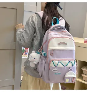 Bonita mochila escolar violeta pastel con múltiples bolsillos y un adorable colgante de gato.