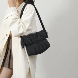 Bolso de hombro acolchado plisado, bolso cubo abullonado de nailon casual versátil.