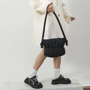 Bolso de hombro negro acolchado plisado, bolso cubo puffy de nailon casual vista detalle.