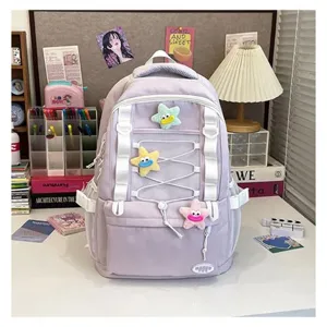 Dettaglio zaino scolastico con coulisse e tasche multiple e simpatici ciondoli in peluche.