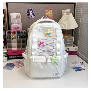 Vista dettagliata dello zaino coreano multitasche con ciondoli di peluche a stella.