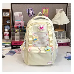 Vista dettagliata dello zaino casual coreano color crema con tasche e cordino.