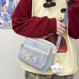 Nylon τσάντα χιαστί itabag με διάφανο παράθυρο, χαριτωμένα σήματα και βελούδινο γούρι.