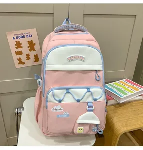 Detalle de mochila de estudiante rosa y blanca con gran capacidad y un diseño muy bonito.
