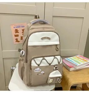 Mochila escolar para estudiantes de gran capacidad en beige y blanco, diseño con multiples bolsillos.