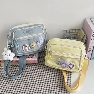 Χαριτωμένη νάιλον τσάντα ώμου Itabag με διαφανή μπροστινή τσέπη και μπρελόκ αστέρι.