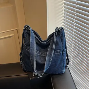 Vue détaillée du sac à dos et cabas multifonctionnel en jean décontracté avec texture.
