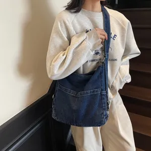 Sac bandoulière en denim décontracté pour femme, grand sac porté épaule style quotidien.