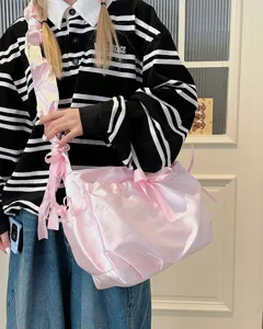 Λεπτομέρεια ροζ σατέν τσάντα ώμου, kawaii στυλ με κομψούς φιόγκους και περλέ φινίρισμα.