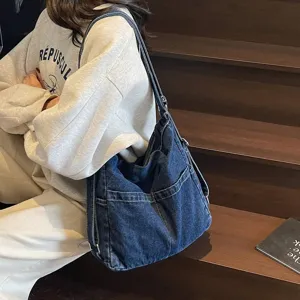 Détail de sac cabas en denim décontracté avec grande capacité et poches multiples.