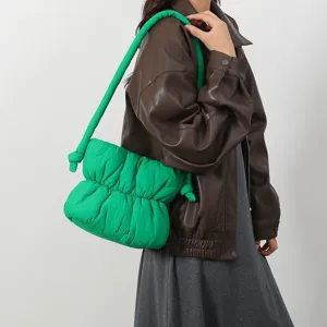 Bolso de hombro acolchado fruncido estilo coreano bolso cubo de nailon esponjoso casual versátil